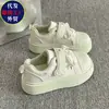 Tênis Brancos de Velcro com Solado Grosso para Aumentar a Altura para Mulheres, Novos Tênis de Skate para Estudantes da Primavera 2026, Mocassins Fofos de Cachorrinho