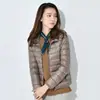 Venda por atacado direta da fábrica jaqueta leve de algodão feminina curta estilo coreano slim fit com capuz, casaco quente e moderno