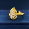 Anillo Clásico de Lujo Ligero Elegante con Borde de Perlas y Diamantes Completos Forma de Gota de Agua Moda Bohemia para Mujer Anillo de Dedo Chapado en Cobre Dorado