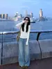 Trench coat branco com uma blusa interna de manga longa, estilo feminino, nova coleção 2026, adequado para usar no início do outono como peça única, blusa estilo coreano
