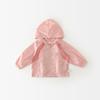 Ropa Yueji 26 Verano Nuevo Color Bloque Letras Chaqueta Infantil Ropa con Capucha de Manga Larga Protección Solar para Bebés y Niños Pequeños 52106