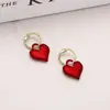Corea del Sur Dongdaemun elegante celebridad de internet nicho diseño todo-partido hebilla de oreja femenina estilo coreano nuevo Pendientes de amor rojo femenino