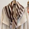 Cachecol Triangular Listrado em Degradê tipo Névoa com Padrão Irregular Artístico Lenço Grande para Camadas Outono/Inverno Lenço de Pescoço