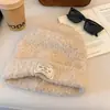 Chapéu de Lã Azul com Patch Estilo Coreano para Mulheres Inverno 2026 Nova Tendência da Moda Touca para Cabeça Chapéu Espesso Quente com Proteção para as Orelhas