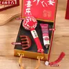 Regalo para el Día del Maestro Caja de Regalo Souvenir Roja con Peine de Sándalo, Peine de Masaje y Artículos para el Cuidado de la Salud, Regalo Práctico para Maestros, Madres y Niñas