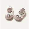 Calcetines de suelo para niños estilo coreano de otoño e invierno, antideslizantes y cálidos, zapatos para caminar de bebé con forro de felpa, lindos zapatos de suelo de felpa para niños y niñas