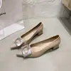 Sandalias Cerradas de Punta Cuadrada con Hebilla Baja y Tacón Bajo Versátiles Nuevas 2026 para Mujer, Adecuadas para Primavera, Otoño e Invierno, con Tacones Gruesos y Charol, Estilo Elegante