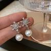 Nuevos aretes de copo de nieve navideño aguja de plata S925 colgante de perla gris aretes de moda nicho simple aretes de año nuevo