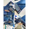 ¡El ajuste es perfecto! Estos jeans de alta calidad, adelgazantes, de cintura alta, pierna recta y pierna ancha en un clásico azul medio están diseñados para hacer que tus piernas se vean más largas.. Nuevo estilo otoño/invierno para mujer