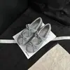 Sapatos de Salto Alto Aumentador 5cm Laço Boca Rasa Femininos 2025 Novo Estilo Escuro Bico Redondo Planos Peludos