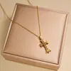 Colar com Pingente Cruz de Diamante Rosa Retrô em Aço Titânio para Homens e Meninas Design de Nicho Corrente de Clavícula de Alta Qualidade Não Desbota