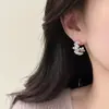 Pendientes de flor plateada de nicho único anillo pendientes de verano para mujer 2025 nueva explosión lujo ligero alto sentido anillo de oreja