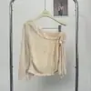 Top Ruoxin atmosférico con volantes, manga tres cuartos, pliegues laterales florales, de un solo hombro para mujer