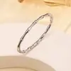 Popular en Europa y América, el brazalete de acero inoxidable es moderno, versátil, no se decolora, con un toque de alta gama, incrustado con diamantes, elegante y sencillo brazalete de acero de titanio
