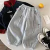 Calça infantil com forro de fleece, nova coleção de inverno 2026: calças atléticas para meninos, calças compridas casuais versáteis para meninas para outono e inverno