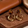 Pendientes Retro de Ojo de Tigre Color Ámbar para Otoño e Invierno con un Toque de Lujo Ligero y de Alta Gama, Pendientes de Aguja de Plata Modernos y Exquisitos