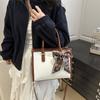 Atacado moda cobra cor contrastante portátil bolsa quadrada pequena bolsa feminina 2025 primavera novo lenço de seda laço bolsa de ombro mensageiro