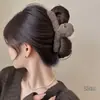 Novo prendedor de cabelo de garra grande de pelúcia 2026, prendedor de cabelo marrom de alta qualidade para mulheres, acessório de cabelo tipo pinça de tubarão para a parte de trás da cabeça, estilo retrô outono e inverno