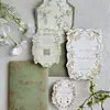 Invitaciones de boda de encaje de color verde matcha estilo bosque de forma irregular con diseños florales en relieve dorado, juego completo de invitaciones de boda