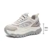 Colección de otoño nueva y personalizada de zapatillas gruesas para mujer, con suelas gruesas, diseño que aumenta la altura, características antideslizantes, un estilo retro y uso casual versátil; disponible al por mayor