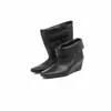 Botas femininas de design de nicho coreano com bordas dobradas e aumento interno de altura, botas de calçar retrô de uso bidirecional, botas curtas de sola reta com bico quadrado