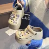 2026 Nuevos Zapatos con Agujeros para Mujer Verano Tacón Alto Exteriores Suela Gruesa Antideslizantes Sensación de Pisar Caca Sandalias de Punta Cerrada para Playa Mujeres