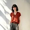 Camisa vintage vermelha plissada com decote V e manga curta para mulheres, camisa leve de luxo para o verão, top solto e elegante para o trabalho