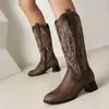 Botas Western Bordadas con Cuello en V 2026 Comercio Exterior Otoño Nuevo Estilo Europeo y Americano Punta Redonda Cremallera Lateral Tacón Grueso Tacón Alto Botas para Mujer