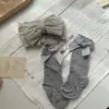 Conjunto de Diadema y Calcetines para Bebé Niña, Lindo Moño Grande, Calcetines con Malla Protectora para Fontanela de Recién Nacido, Calcetines hasta la Rodilla