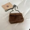 Bolsa de Pelúcia Marrom de Alto Padrão Outono e Inverno Feminina 2026 Nova Bolsa Quadrada Pequena com Corrente Crossbody Bolsa de Pelo Bolsa para Celular