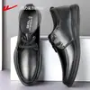 Zapatos de cuero casual de negocios para hombre Huili, nuevo estilo 2026, transpirables, de suela blanda, sin cordones, para hombres de mediana edad