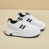 Zapatos de Pan Gruesos Estilo Nuevo Estudiante Primavera 2026 para Mujer, Tenis Blancos Versátiles Simples y de Moda, Zapatillas Deportivas Casuales Retro