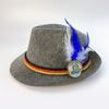 Venta al por mayor del fabricante Sombrero de fieltro gris alemán para Jazz Oktoberfest Sombrero de fieltro no tejido con pluma Sombrero de escenario