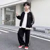 Conjunto Esportivo Infantil para Meninos 2026 Primavera Novo Estilo Roupas Legais para Crianças Crianças Maiores Primavera e Outono Moletom Conjunto de Duas Peças Tendência