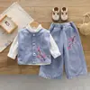 Conjunto de Roupa Outono para Bebê Menina 2026 Novo Conjunto de Três Peças Jeans com Manga Longa Moda Casual para Bebês e Crianças Dropshipping