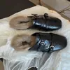 Temperamento Retrô Pelo de Coelho Estilo Britânico Bico Brogue Esculpido Chinelos de Algodão Feminino 2026 Novo Outono Inverno Mules