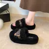Chinelos fofos retrô de sola grossa, nova coleção outono/inverno 2026, chinelos de pele de carneiro inspirados em Chanel para mulheres, adequados para uso externo