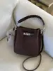Otoño e Invierno Color Café Muy Popular Bolso Bandolera Tipo Cubo para Mujer 2025 Nuevo de Gama Alta Accesible Lujo Nicho Bolso Cruzado para Viajar