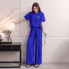 Conjunto feminino casual de verão leve com top de manga curta e gola redonda com letra C Qianqianye e calça pantalona