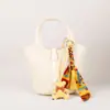Novo Lenço de Seda de Moda de Luxo Borla de Couro Pingente de Coração Ornamento Tecido para Bolsa Chaveiro de Carro
