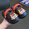 Zuecos de Dibujos Animados para Niños Modelo Nuevo 2026 Niños y Niñas Zapatos de Verano para Exteriores Playa Zapatos Cerrados al Frente Venta al por Mayor