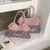 Bolso de Hombro Individual de Moda Tendencia Suede Coreano Letra Capacidad Grande para Mujer Otoño/Invierno 2025 Hombro Cruzado Cierre de Cordón