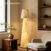 Sofá de sala de estar de mediados de siglo moderno con lámpara de pie de diseño creativo, estudio estilo Zen, dormitorio, sala de té y lámpara decorativa de mesa