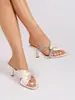 Sandalias de tacón alto de una tira color nude con punta cuadrada y pedrería para mujer, de tacón fino, para usar en exteriores en verano