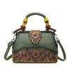 Bolsa Tote Estilo Europeu e Americano Couro Esculpido Estampado Bolsa de Ombro Feminina Texturizada Casual Estilo Nacional para o Trabalho Bolsa de Grande Capacidade para Mulheres