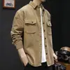 Nueva camisa de pana, colección de otoño para hombre, corte holgado, con un diseño único y elegante, una prenda exterior casual moderna y versátil para hombre