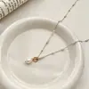 2026 Nova Corrente de Suéter Minimalista de Design Único com Pingente de Pérola de Luxo e Fecho OT para Mulheres