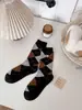 Meias de Lã Bordadas com Coelho e Diamante para Mulheres, Outono e Inverno, Engrossadas, Cor Quente em Blocos, Tendência, Versáteis, Desenho Animado, Meias de Cano Médio