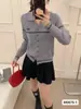 Suéter de Tricô Listrado com Gola Polo Estilo Coreano Novo para Outono/Inverno 2025 para Mulheres com Logo de Pônei Suéter de Corte Justo Camisa Base Top