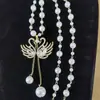 Collar de Perlas de Camelia que Gotea Aceite Nueva Moda para Mujer Exquisita Cadena Larga para Suéter Colgante Versátil de Ropa de Alta Gama